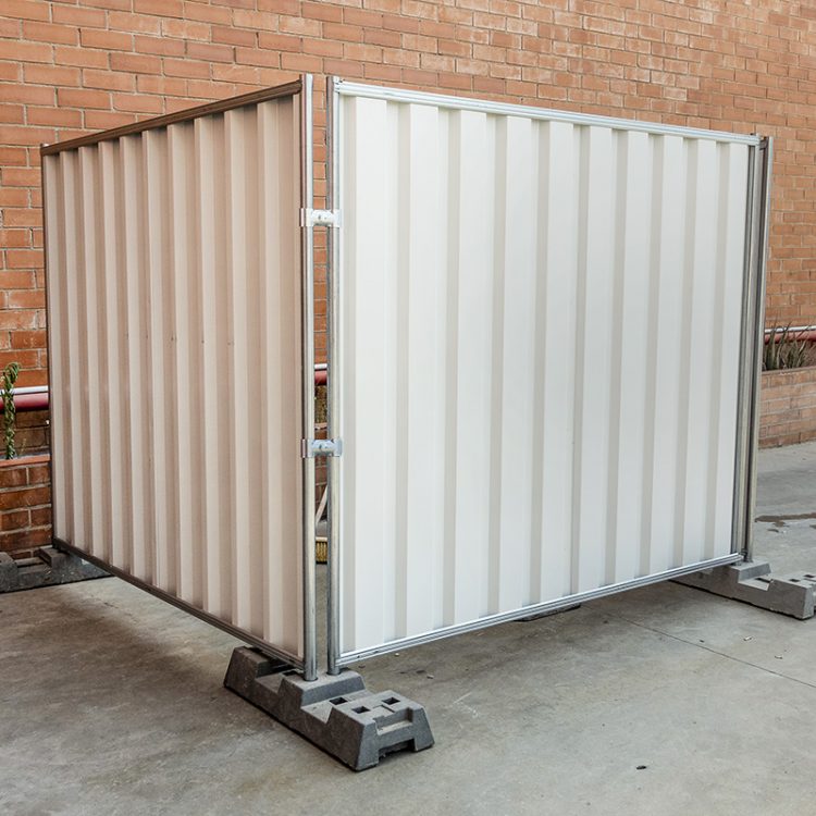 Alquiler de valla opaca blanca 2,16×2,0m, incluye pie de goma